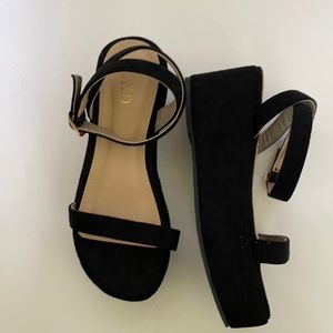 Raid black suede platform sandal ankle strap sz 3